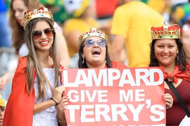 Những banner nhí nhố nhất trên khán đài World Cup