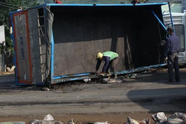 Tai nạn xe phân khiến cả quốc lộ "thối kinh"