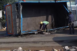 Tai nạn xe phân khiến cả quốc lộ "thối kinh"