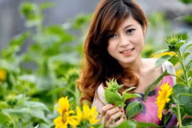 Bạn trẻ đắm chìm trong màu hoa đặc trưng tháng 7