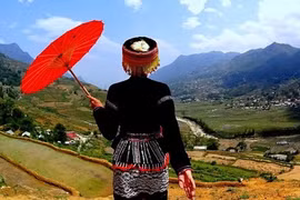 Mẹ Tây đơn thân ấn tượng trong trang phục dân tộc