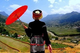 Mẹ Tây đơn thân ấn tượng trong trang phục dân tộc