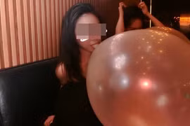 Gái xinh suýt mất mạng vì hút hàng chục quả bóng cười