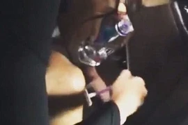 Người mẫu Kendall Jenner hối hả cạo lông chân khi chạy show