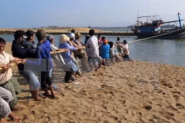 Cứu hộ thành công 6 thuyền viên bị nạn trên biển