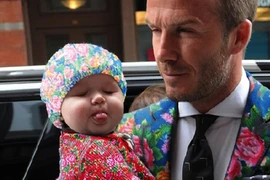Dân mạng chế ảnh gia đình Beckham diện mốt “chăn con công“