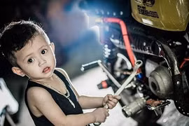 Đáng yêu "thợ sửa xe" 17 tháng tuổi ở Hải Dương