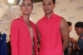 Hàng loạt mỹ nam Việt ... diện váy hồng 