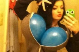 Khoảnh khắc hài hước: Hot girl chụp ảnh "bá đạo"