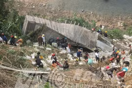 Huy động cả thuyền để "hôi của" ô tô bị nạn ở Quảng Bình