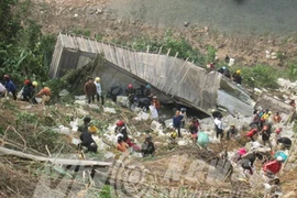 Huy động cả thuyền để "hôi của" ô tô bị nạn ở Quảng Bình