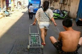 Ảnh cười Facebook: Theo vợ đi chợ