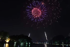 6 nơi đắc địa xem pháo hoa Tết Ất Mùi ở HN