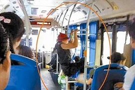 “Sốt” clip quý bà “đu xà” trên xe buýt