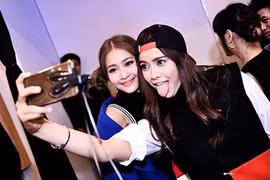 Khả Ngân, hot girl Thái Lan nhí nhố "tự sướng" cùng nhau