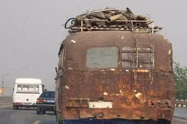 Ảnh cười Facebook: Ô tô "phế liệu"