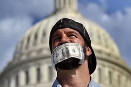 Chính phủ đóng cửa: Hai phe đánh nhau, dân thương vong