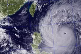 Siêu bão tiến vào Biển Đông, gió giật cấp 17 