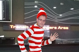 Snowden mắc kẹt ở sân bay Moscow thêm 6 tháng