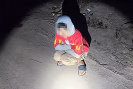 CSGT Nghệ An giúp đỡ bé trai bị lạc lúc nửa đêm