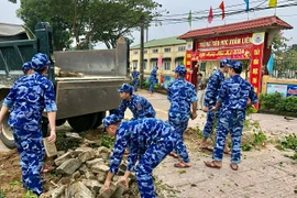 Hải đội 102, BTL Vùng Cảnh sát biển 1 giúp dân dọn dẹp đón Tết