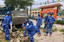 Hải đội 102, BTL Vùng Cảnh sát biển 1 giúp dân dọn dẹp đón Tết