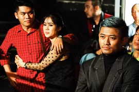 Lê Phương ôm chặt tình trẻ trước mặt Quý Bình