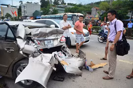 Xe khách đâm bẹp dúm ô tô, 1 người chết thảm