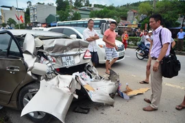 Xe khách đâm bẹp dúm ô tô, 1 người chết thảm