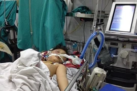 Cháu bé bị bố dùng điếu cày đánh đã qua đời