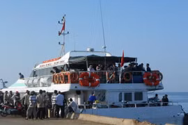 Hàng trăm hành khách "thót tim” vì tàu mắc cạn