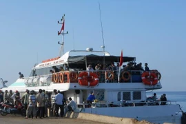 Hàng trăm hành khách "thót tim” vì tàu mắc cạn