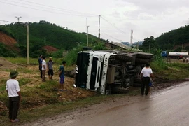 Xe khách đâm xe tải, 10 người thương vong