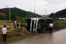 Xe khách đâm xe tải, 10 người thương vong