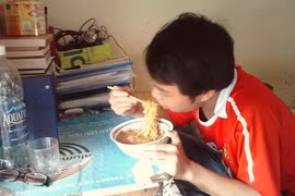 Cảnh báo suy nhược cơ thể vì mỳ tôm, cơm hộp mùa thi