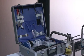 Cận cảnh quá trình đo thân nhiệt tại sân bay Nội Bài