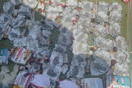 Gần 30.000 viên ma túy được phát hiện giấu trong vỏ hộp bánh ngọt, mỹ phẩm