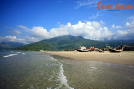 Kỳ thú chuyện vua Khải Định phát hiện vịnh đẹp nhất thế giới 