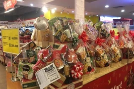 Sôi động thị trường bánh kẹo, hoa quả Tết