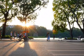 Hà Nội vào thu, xe hoa nhuộm phố phường