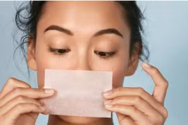 Sai lầm khi dùng giấy thấm dầu khiến da nổi mụn, đổ dầu nhiều hơn