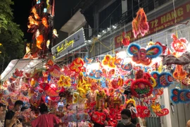 Phố Hàng Mã 'nhuộm' sắc rực rỡ trước dịp Tết Trung thu