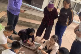 Dỡ nhà, phát hiện nhiều bọc tiền cụ bà 90 tuổi bỏ quên trong bao tải