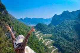 “Nín thở” phượt đèo 14 tầng dựng đứng đáng sợ nhất Việt Nam