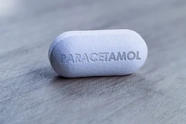 Bé trai 8 tuổi nguy kịch vì dùng thuốc hạ sốt quá liều