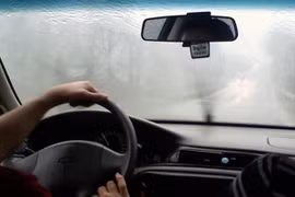 Mẹo xử lý kính ô tô bị mờ khi trời mưa ẩm, sương mù