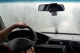 Mẹo xử lý kính ô tô bị mờ khi trời mưa ẩm, sương mù