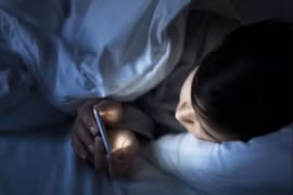 7 cách bảo vệ mắt khi sử dụng điện thoại vào ban đêm