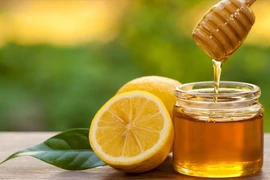 Những lợi ích bất ngờ của việc uống chanh mật ong pha nước ấm