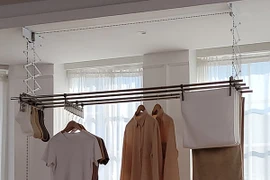 Vì sao nên hạn chế phơi quần áo qua đêm?